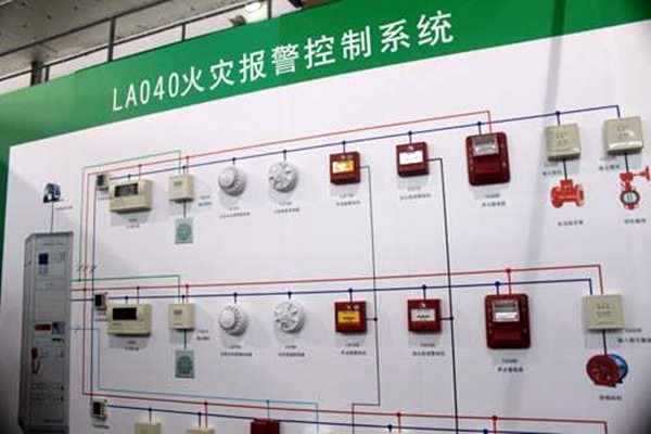 出現火警時，樓宇控制系統如何快速做出反應？
